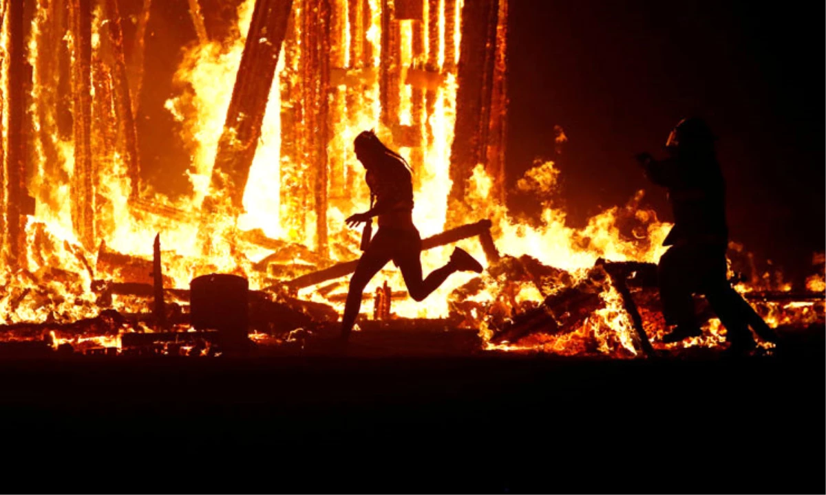 Burning Man Festivali\'nde Alevlerin Arasında Kalan Şahıs Hayatını Kaybetti