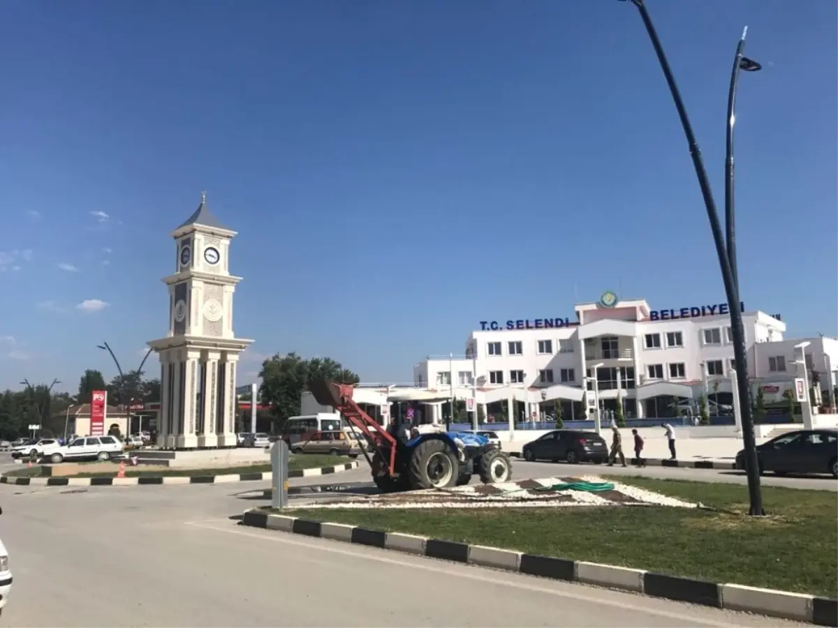 Büyükşehirden Meydanda Peyzaj Düzenlemesi