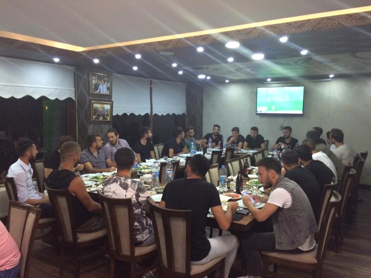 Diyarbekirspor\'da Futbolculara Yemek Verildi
