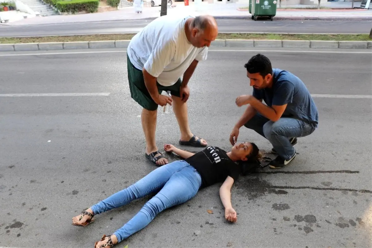 Epilepsi Nöbeti Geçiren Genç Kadını Yoldan Geçen Vatandaş Kurtardı