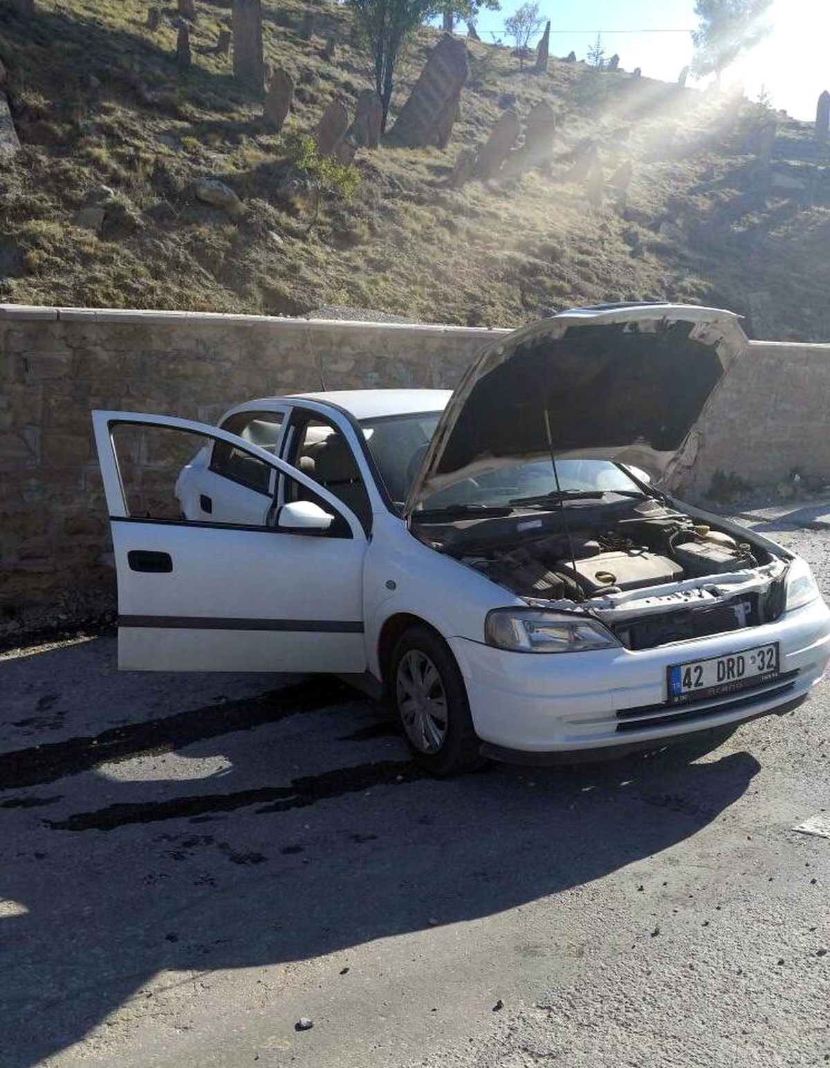 Freni Boşalan Otomobil Duvara Çarptı: 2 Yaralı