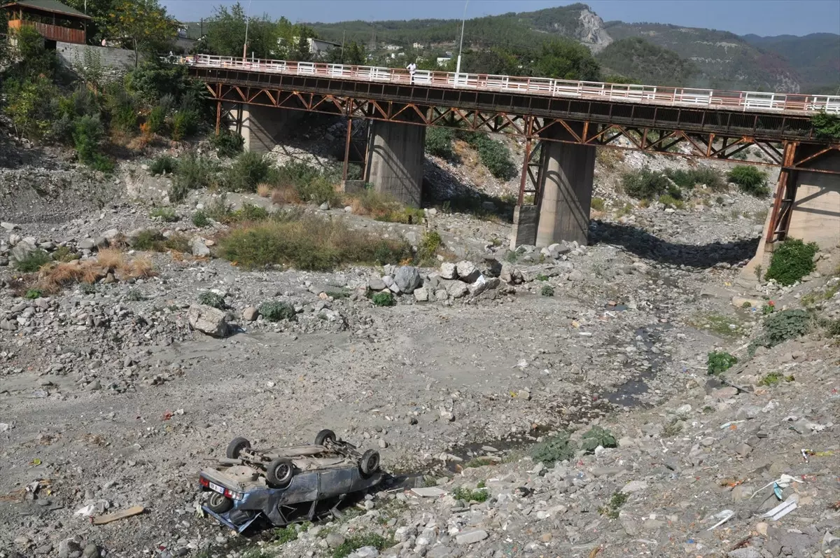 Hatay\'da Otomobil Çaya Düştü: 1 Yaralı