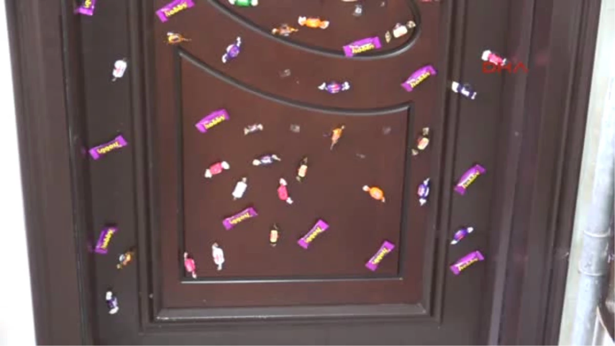 Karabük Çocuklar İçin Evinin Kapısını Şekerliğe Çevirdi
