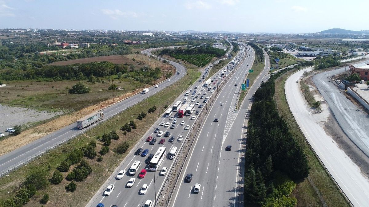 Kurtköy\'de Bayram Dönüşü Yoğunluğu Havadan Görüntülendi