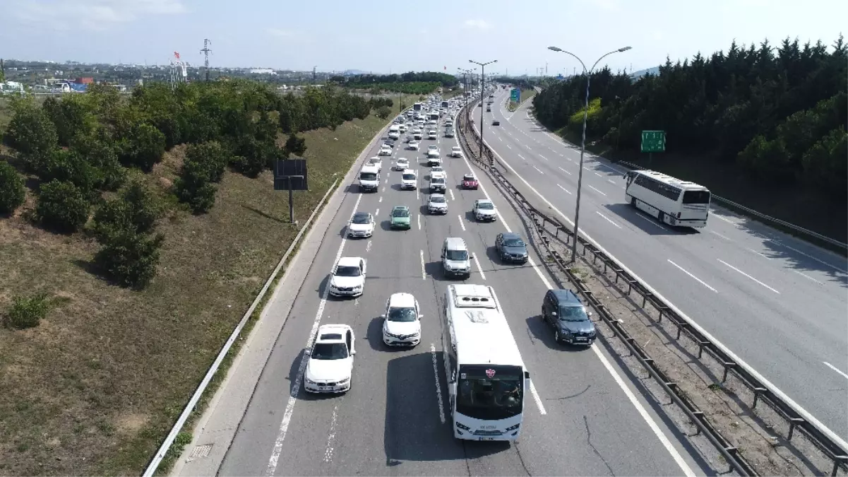 Kurtköy\'de Bayram Dönüşü Yoğunluğu Havadan Görüntülendi