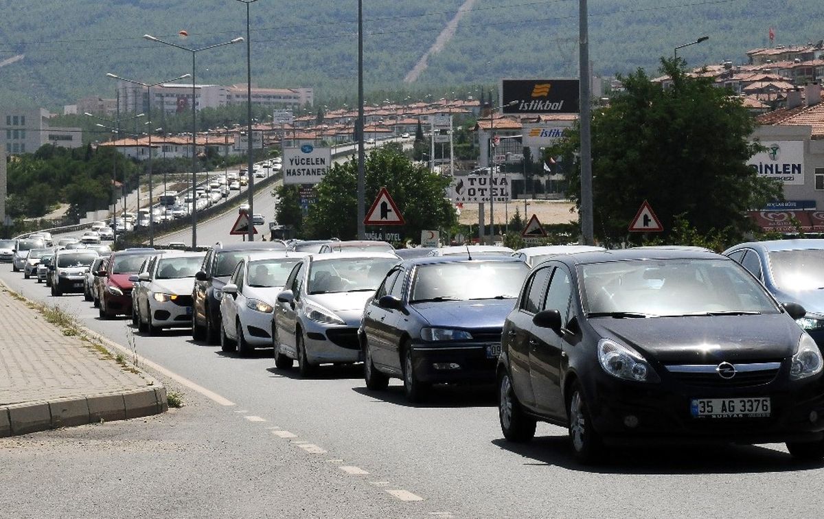Muğla\'da Tatilciler Uzun Kuyruklar Oluşturdu