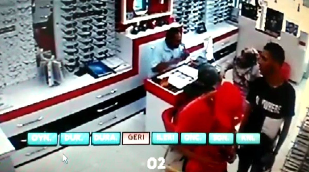 3 Dakikada 2 Bin Liralık Gözlük Çaldılar