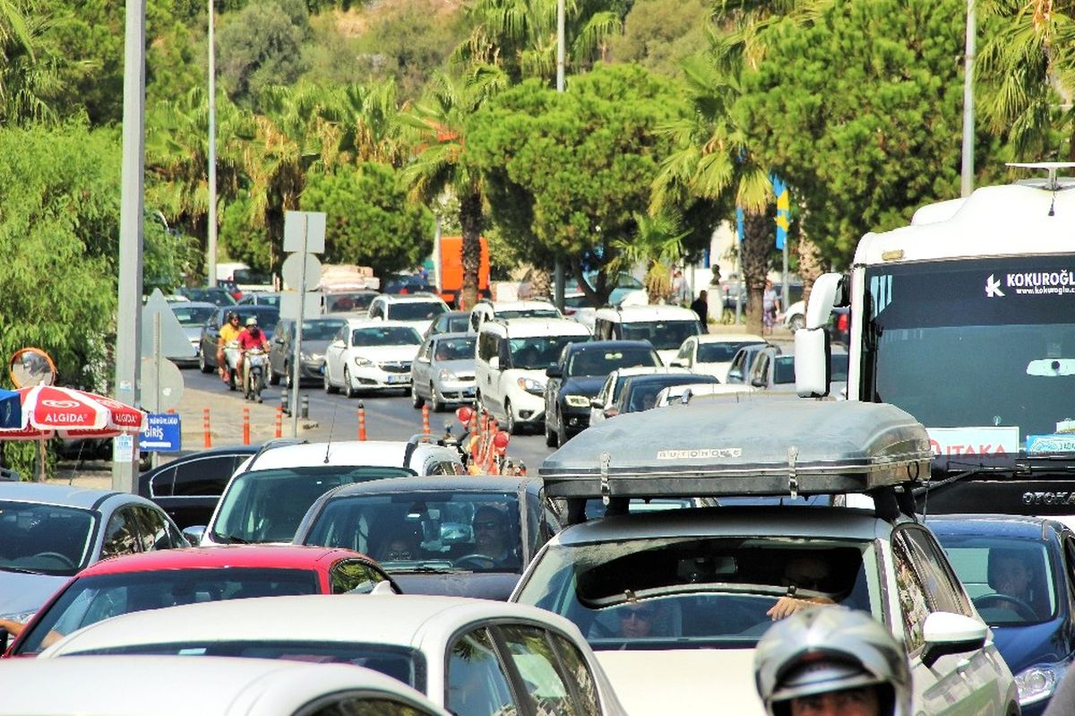 Sahiller Boşaldı, Trafikte Uzun Kuyruklar Oluştu