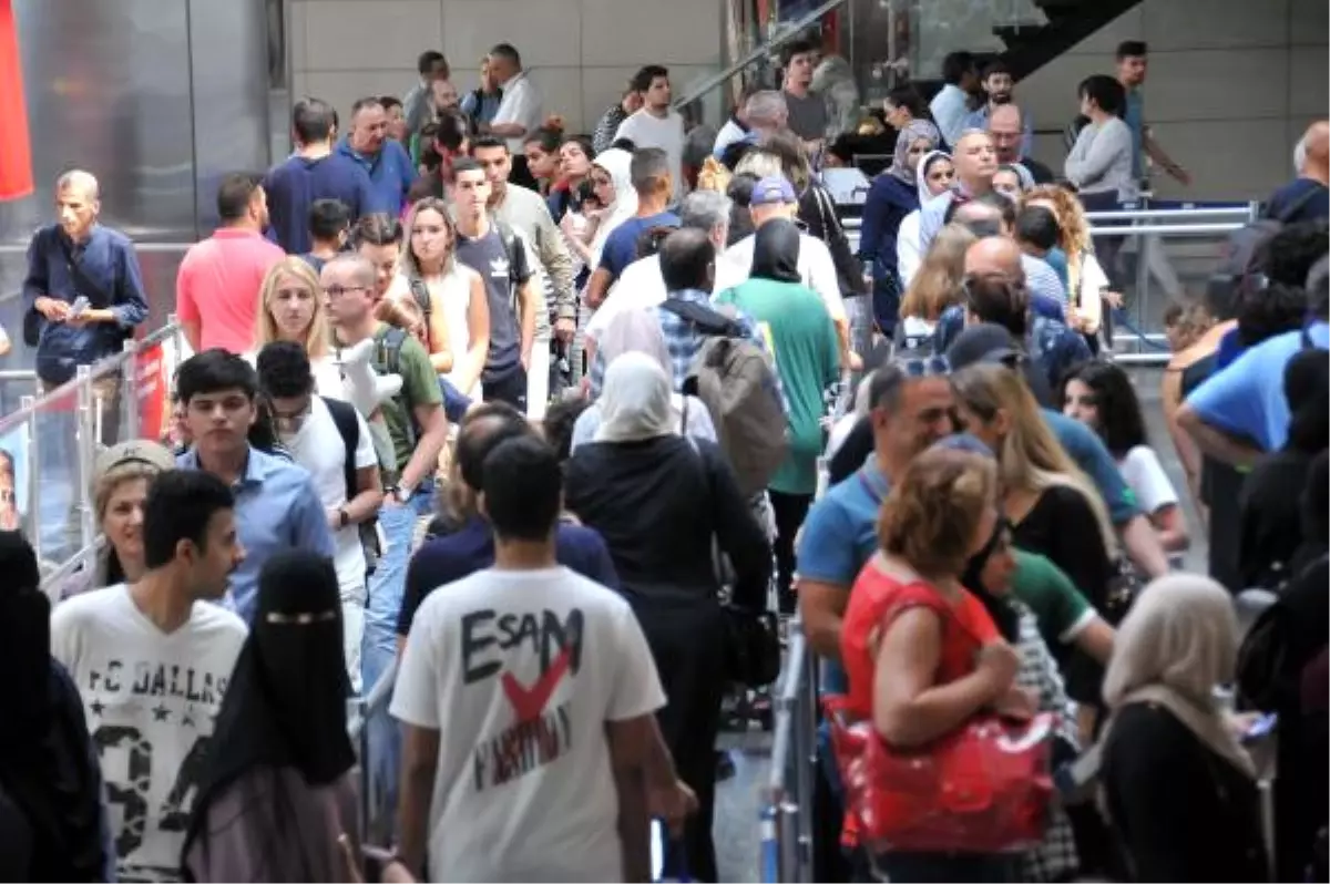 Tatil Dönüşü Başladı Havalimanında Yoğunluk Yaşanıyor