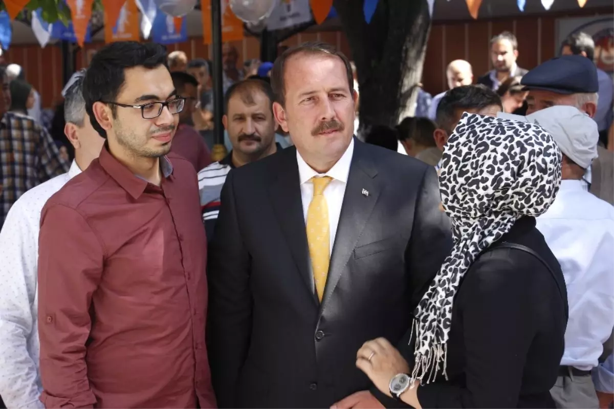 AK Parti\'de Bayramlaşma Programı Gerçekleştirildi