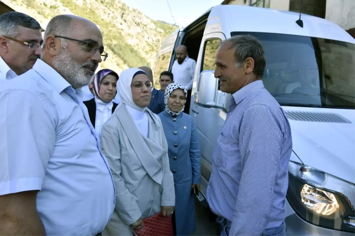 AK Parti Heyetinden Şehit Öğretmenin Ailesine Bayram Ziyareti