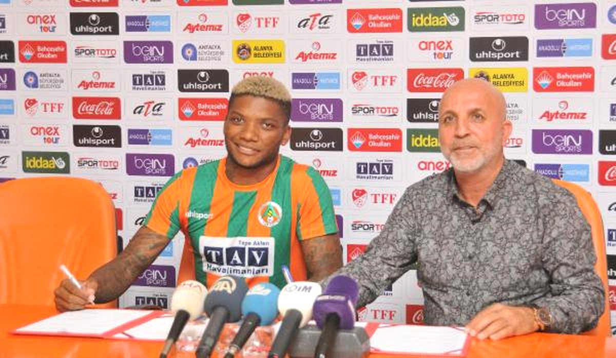 Aytemiz Alanyaspor\'da Fernandes İçin İmza Töreni