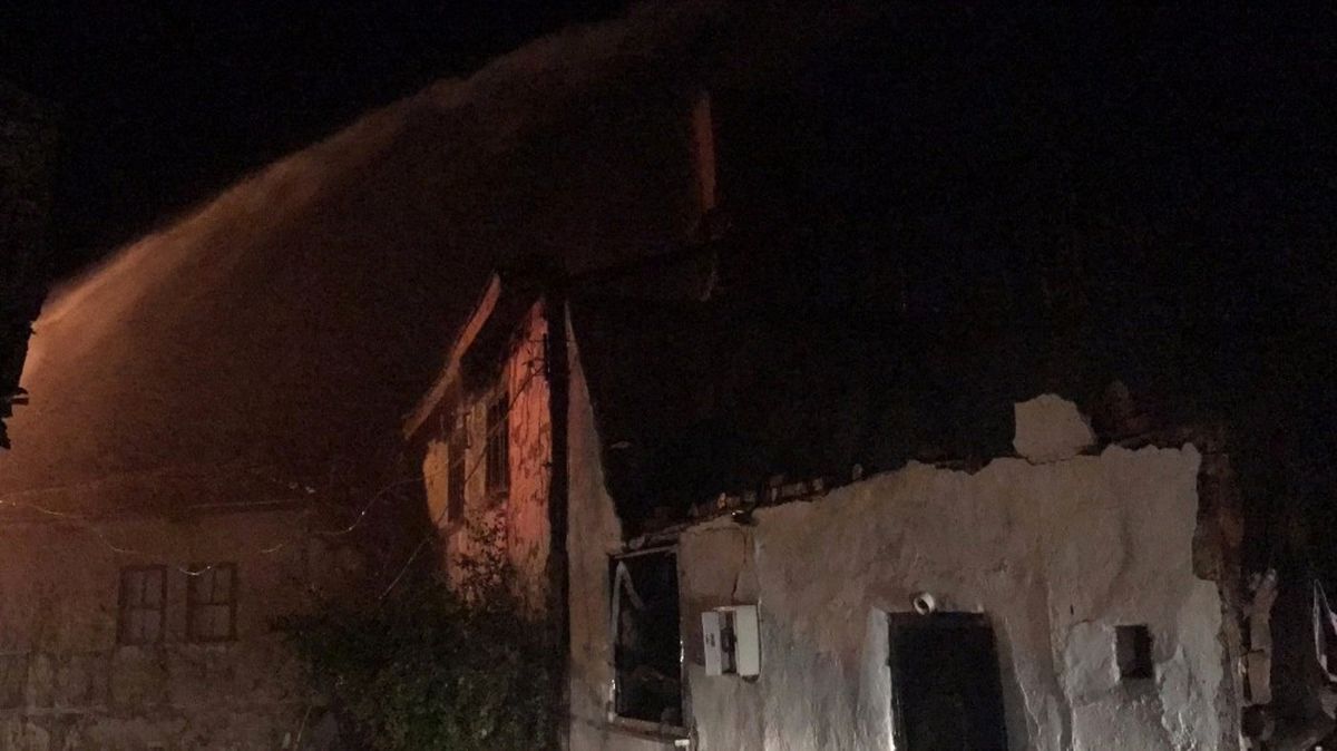 Bilecik\'te Çıkan Yangında İki Ev Tamamen Kullanılmaz Hale Geldi