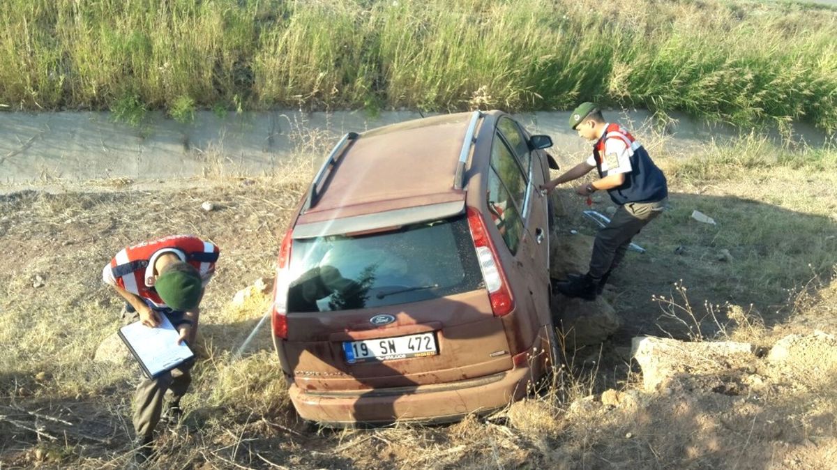 Çorum\'da Otomobil Şarampole Devrildi: 4 Yaralı