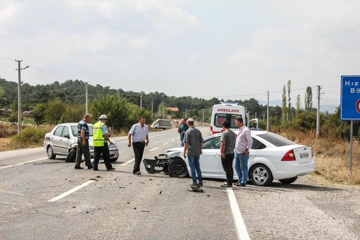 Domaniç\'te Trafik Kazası: 2 Yaralı