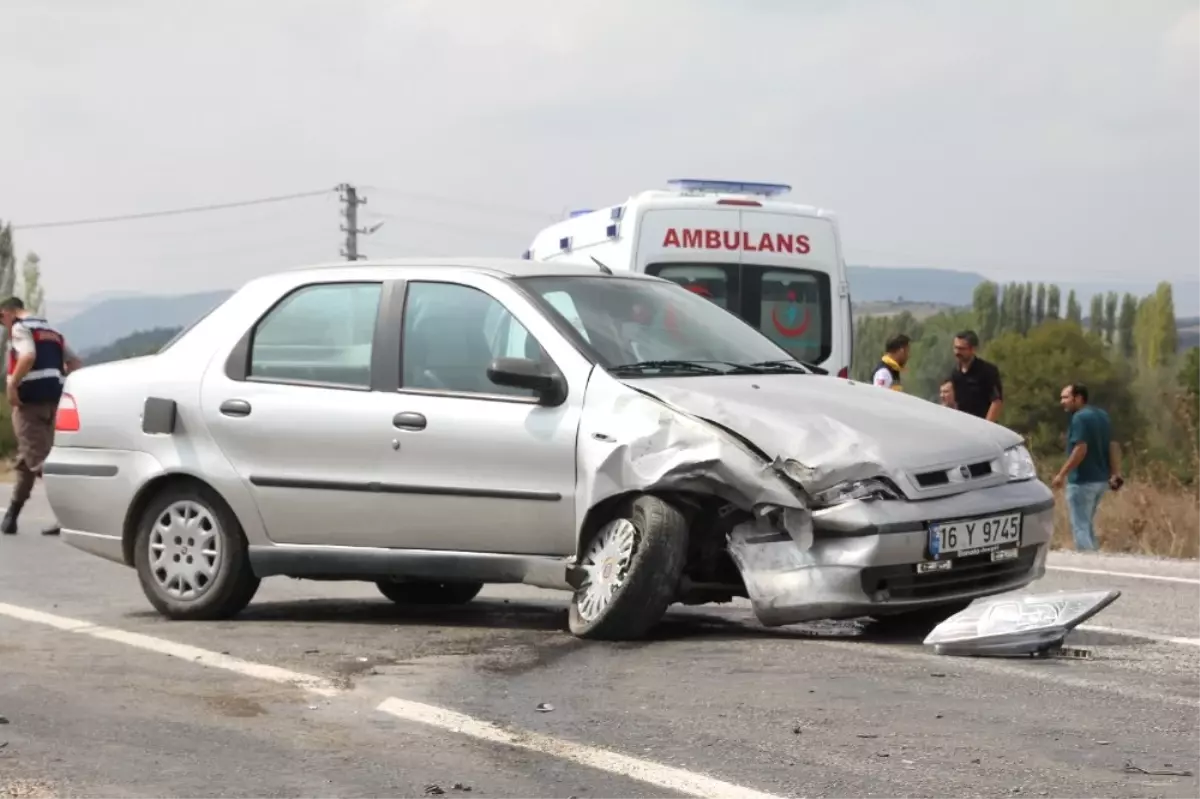 Domaniç\'te Trafik Kazası: 2 Yaralı