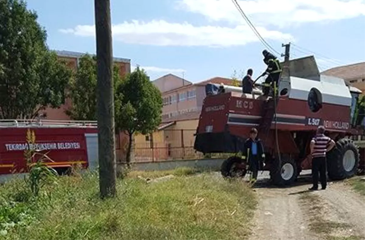 Hasat Yapan Biçerdöver Yandı