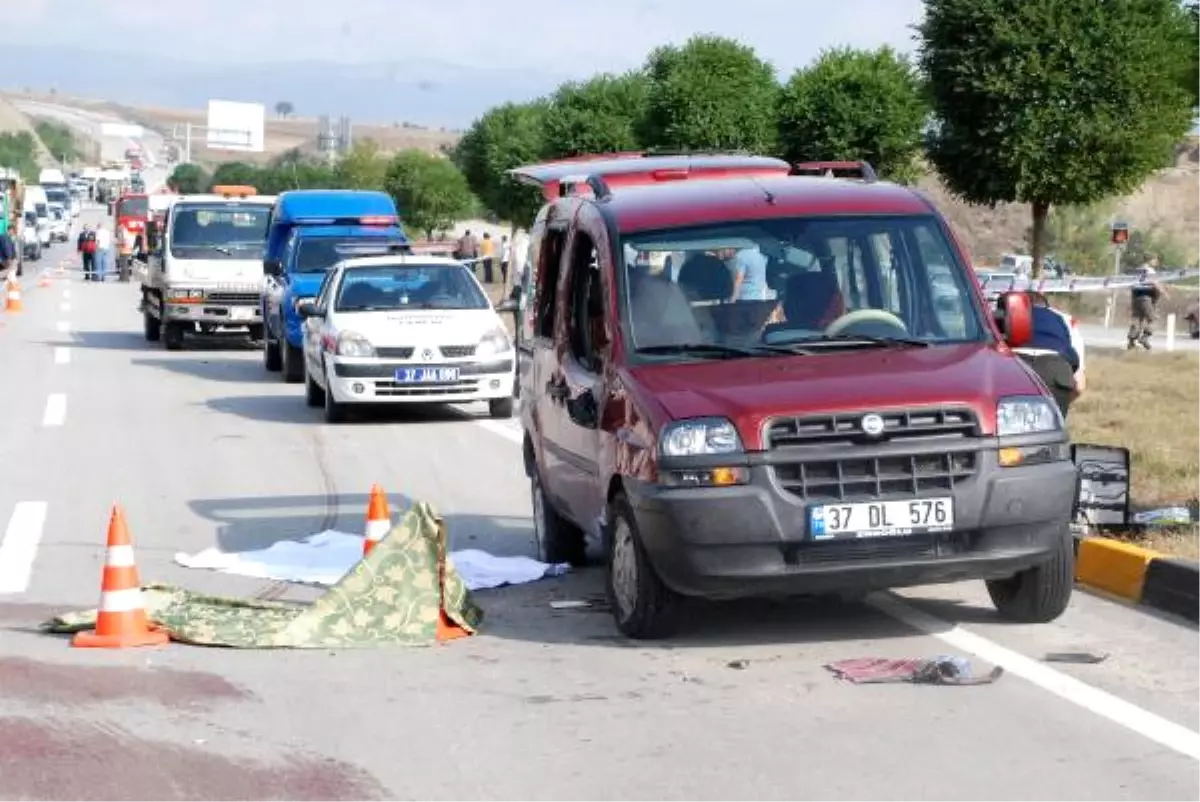 Kastamonu\'da Hafif Ticari Araç Devrildi: 1 Ölü, 4 Yaralı