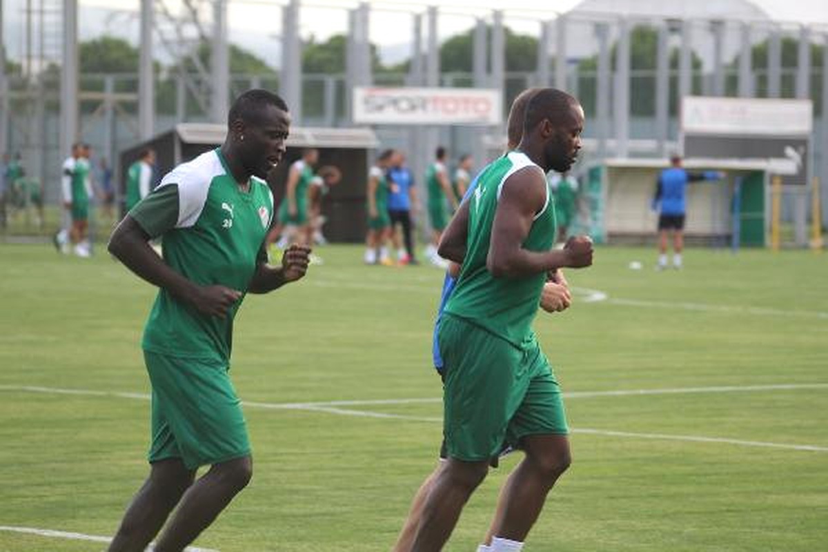 Kaza Yapan Bursasporlu İki Futbolcu, Antrenmana Geç Katıldı
