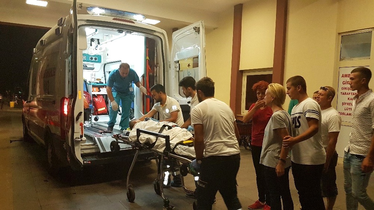Otomobil Motosiklete Çarpıp Kaçtı: 2\'si Ağır 3 Yaralı