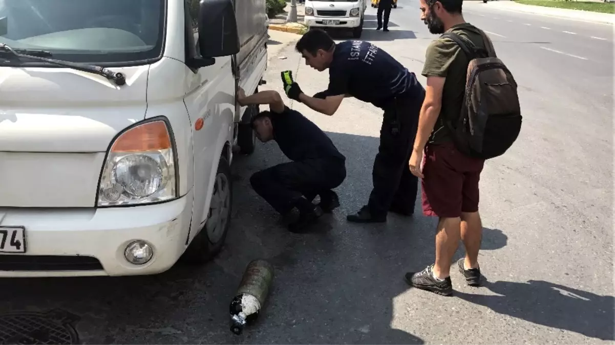 İtfaiyeden Kamyonetin Motoruna Sıkışan Kediyi Kurtarmak İçin Akıllı Yöntem