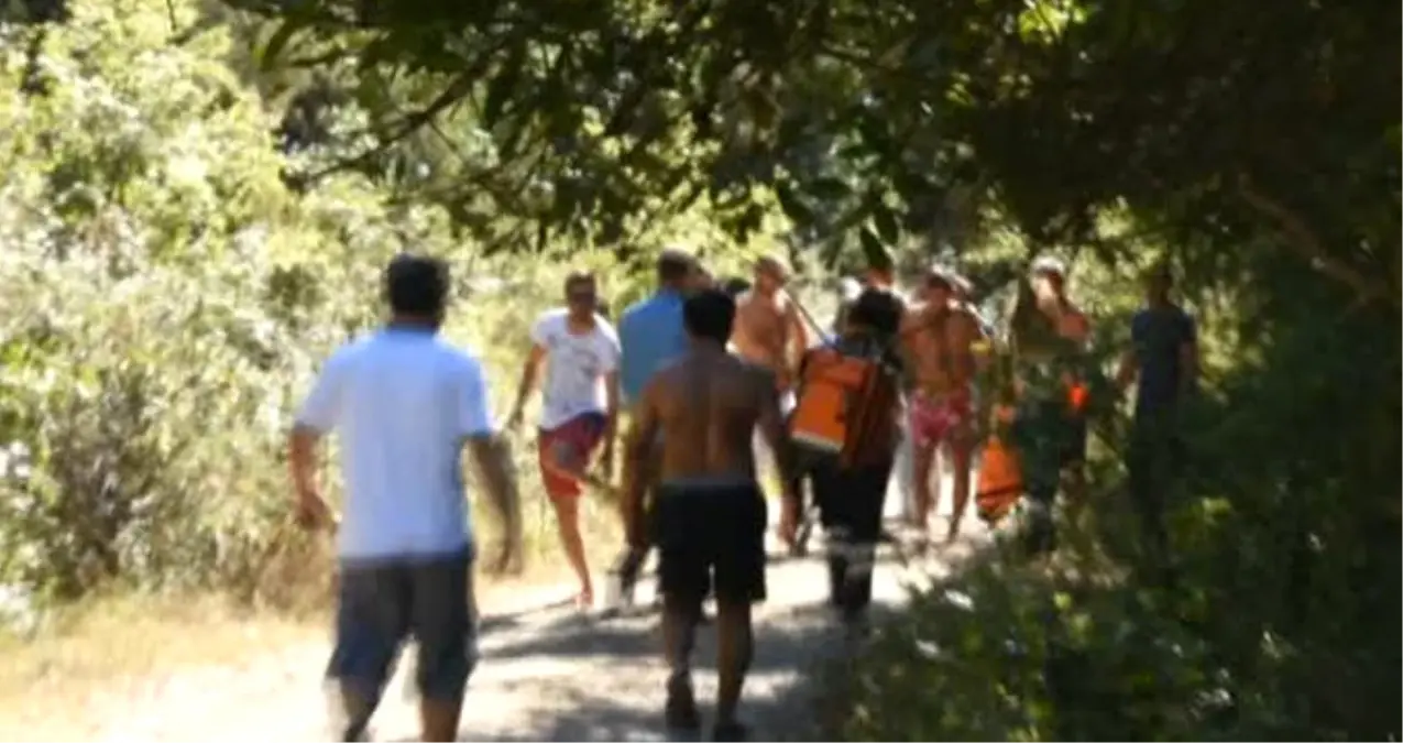 Polis Ekipleri, Boğulmaktan Kurtarılan Vatandaşı Sırtlarında Taşıyarak Ambulansa Yetiştirdi