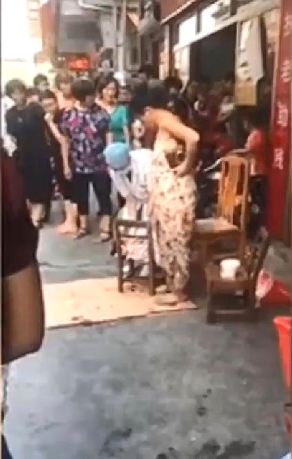 Sokakta Doğurdu, Bebeğini Kucaklayıp Eve Döndü