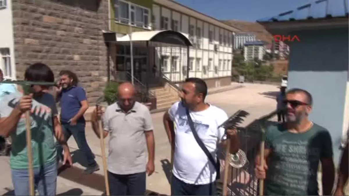 Tunceli\'de Orman ve Su İşleri Bakanlığına Yangın Protestosu