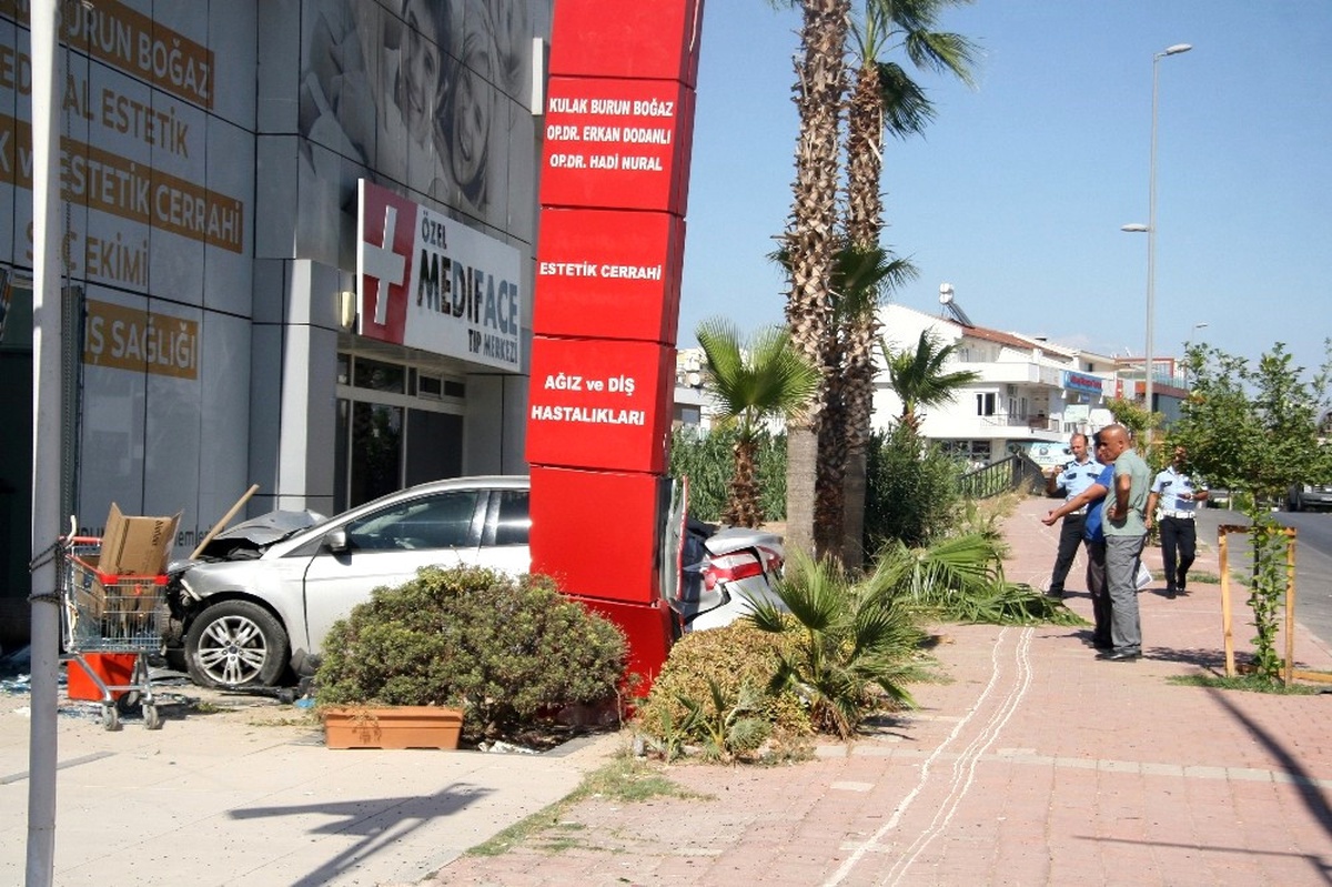 Antalya\'da Otomobil Sağlık Merkezine Girdi