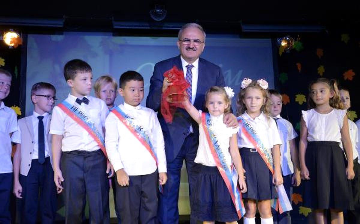 Antalya\'da Rus Okulunun İlk Ders Zilini Vali Çaldı
