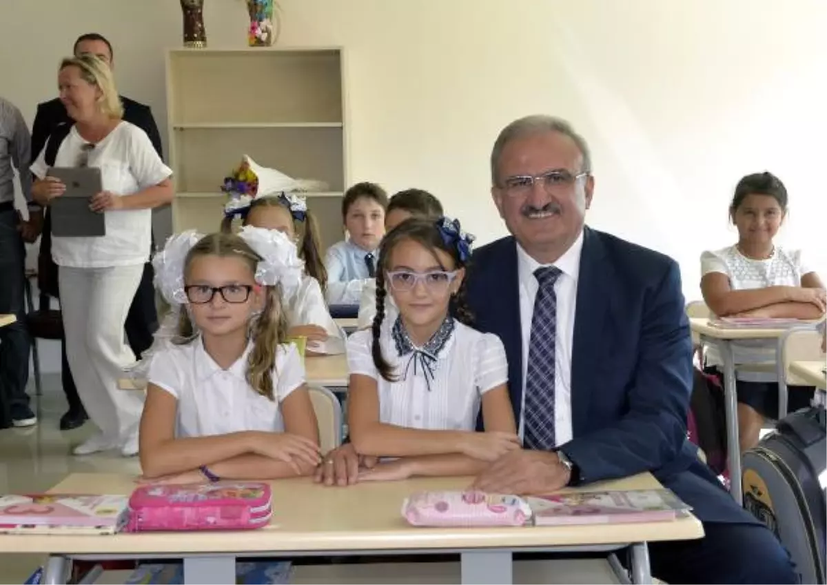 Antalya\'da Rus Okulunun İlk Ders Zilini Vali Çaldı