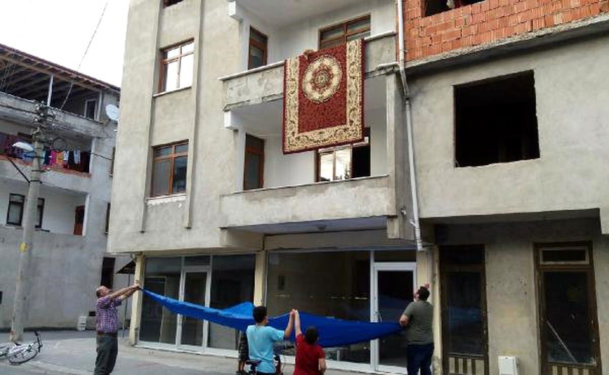 Balkon Korkuluğuna Çıkan Kedi İçin Branda Açtılar