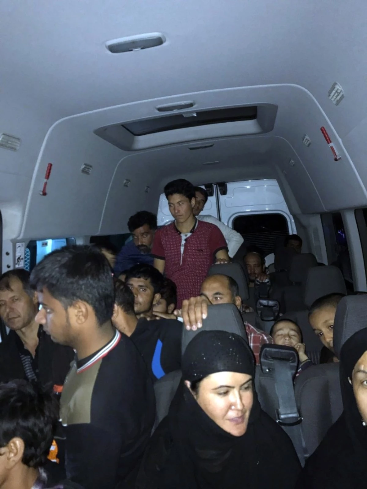 Bingöl\'de Bir Minibüste 40 Göçmen Yakalandı