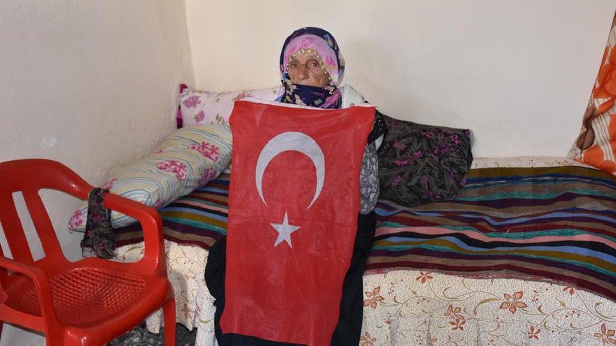 Çöpten Bulduğu Bayrağı Evine Asan Nineye Ziyaret