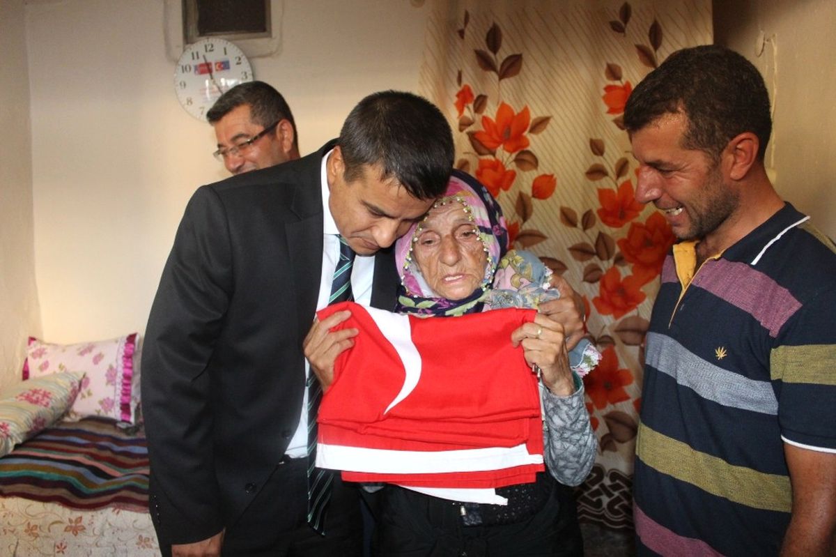 Çöpten Çıkardığı Bayrağı Öpen Nineye Bayrak Hediye Edildi