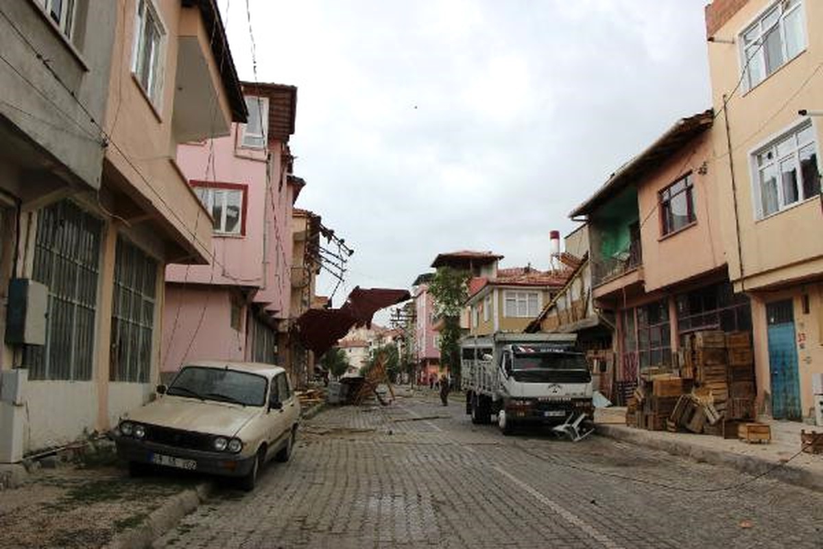 Çorum\'da Fırtına Çatıları Uçurdu