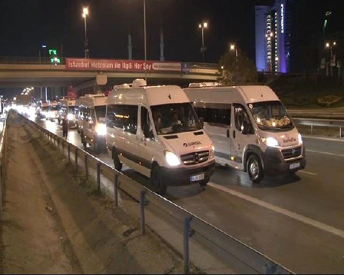 Dha İstanbul - Servisçiler D-100 Karayolunda Eylem Yaptı