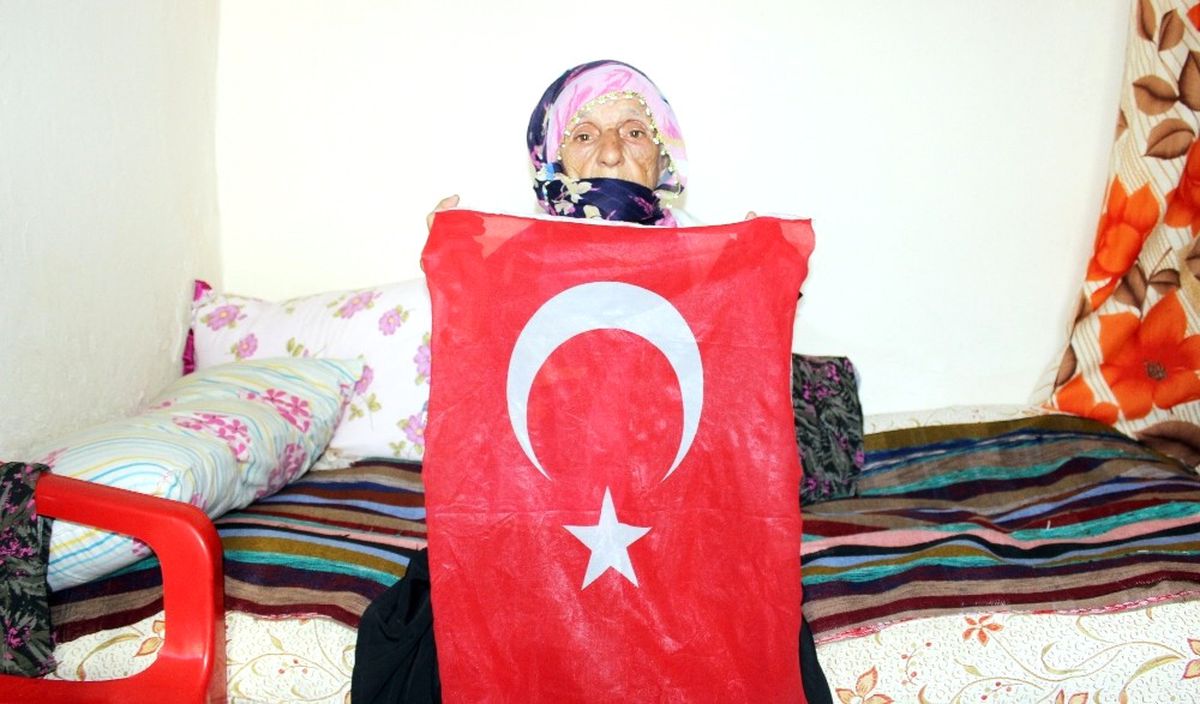 Elleri Öpülesi Nine Konuştu