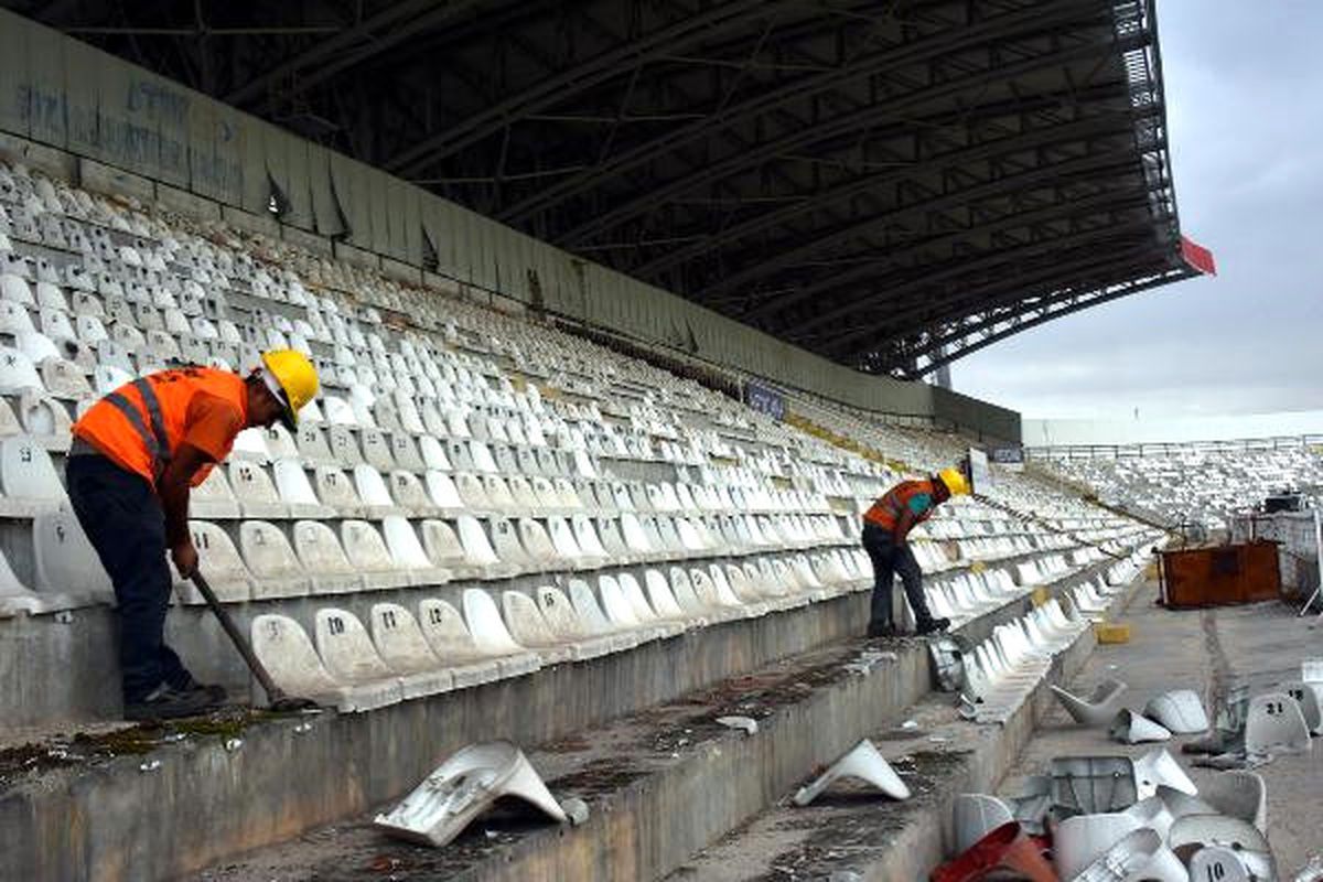 Eski 4 Eylül Stadyumu\'nun Yıkımına Başlandı