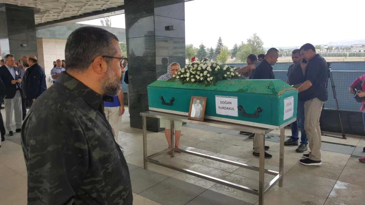 Duayen Gazeteci Doğan Yurdakul\'un Cenazesine Soner Yalçın\'ın Bakışı Damga Vurdu