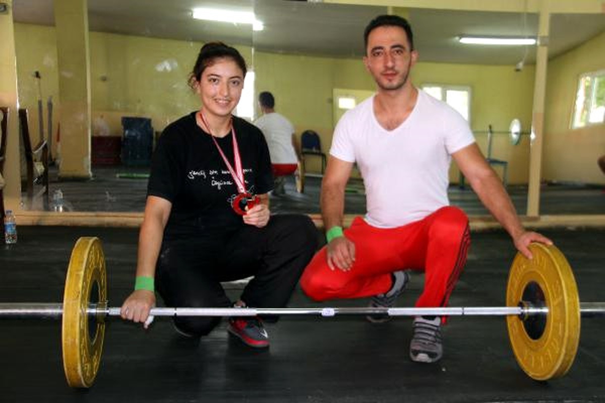 Halterci Eşini Avrupa Şampiyonasına Hazırlıyor