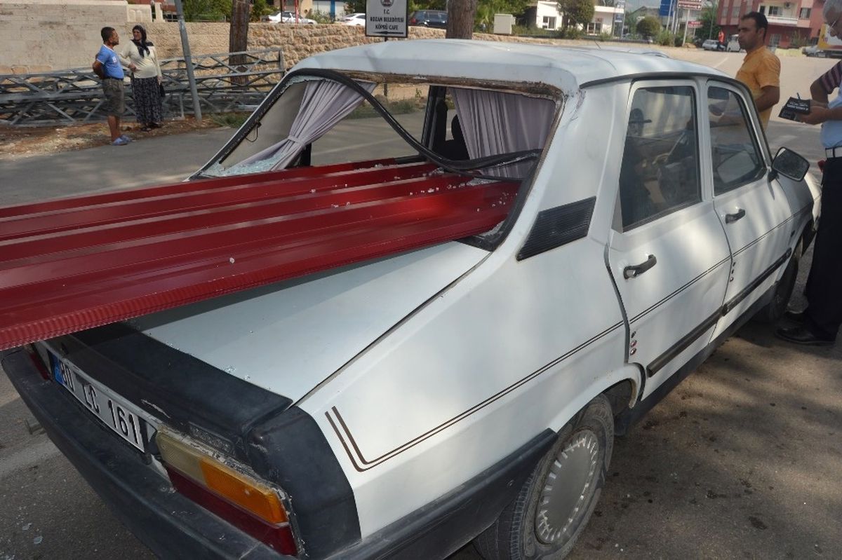 Kamyonetteki Çinkolar Otomobilin Arka Camından İçeri Girdi