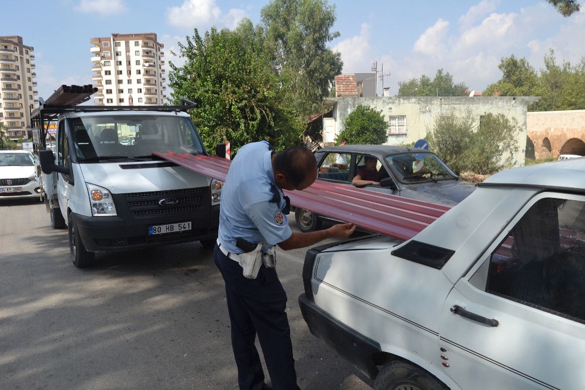 Kamyonetteki Çinkolar Otomobilin İçeri Girdi