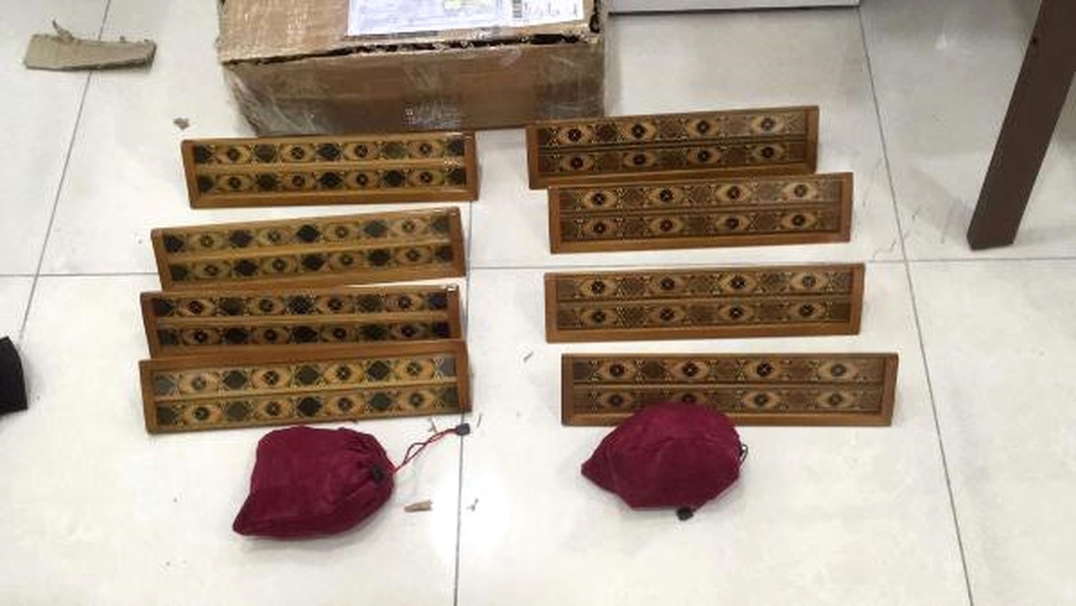 Kanada\'ya Yollanacak Okey Takımı ve Ahşap Kalemliklerin İçinde Afyon Sakızı
