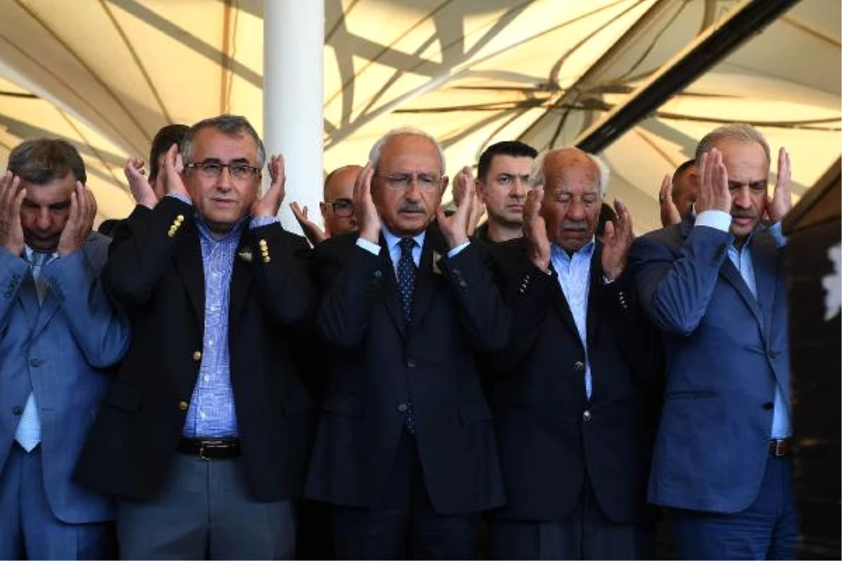 Kılıçdaroğlu, Başdanışmanı Yıldırım\'ın Ağabeyinin Cenaze Törenine Katıldı