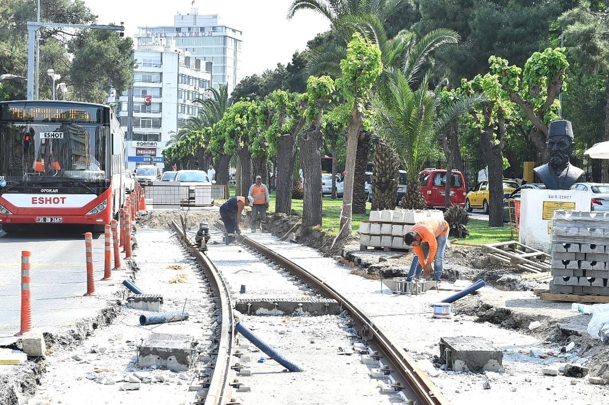 Konak Tramvayında Sıra Halkapınar Geçişinde