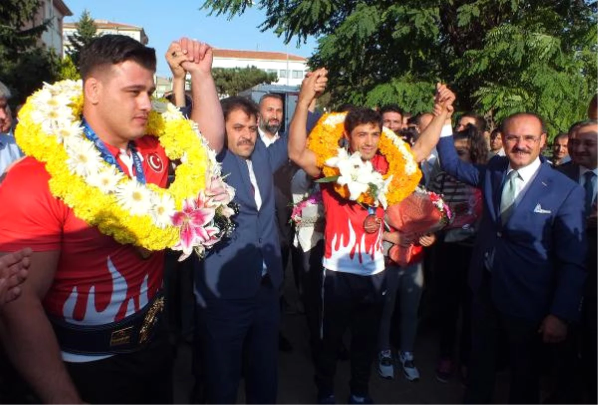 Madalyalı Güreşçiler Kayaalp ile Yüksel\'e Yozgat\'ta Coşkulu Karşılama