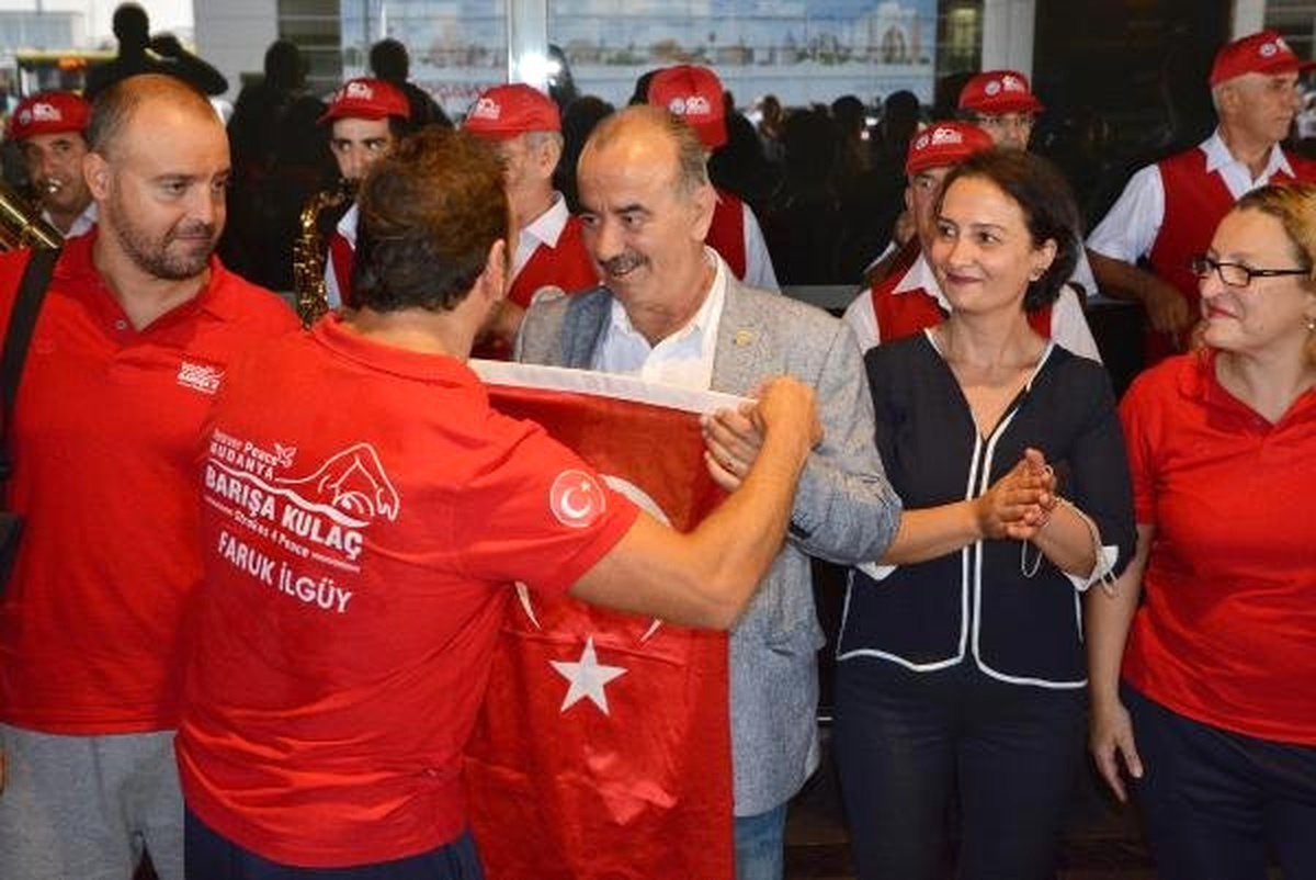 Manş Denizi\'ni Yüzenlere Havalimanında Mehterli Karşılama