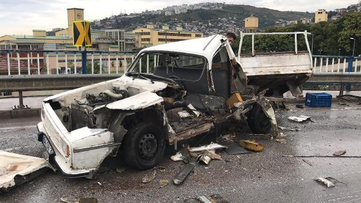 Minibüsle Çarpışan Kamyonet Paramparça Oldu: 2 Yaralı