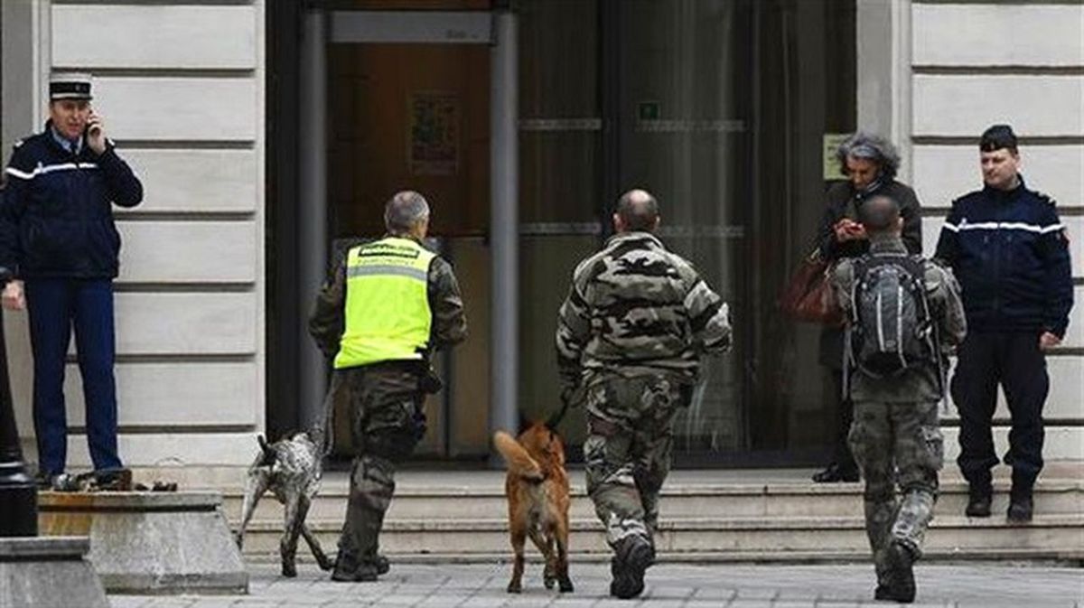 Paris\'te Patlayıcı Yapımında Kullanılabilen Malzemeler Ele Geçirildi